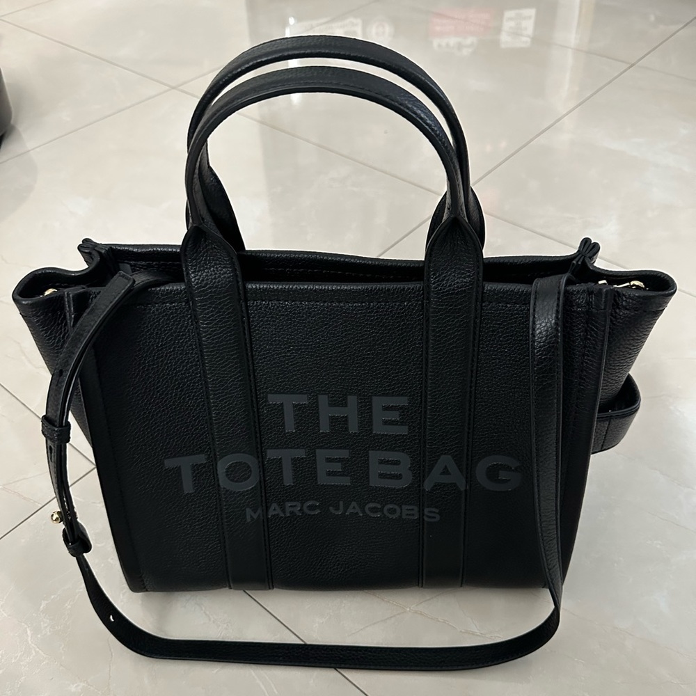 Marc Jacobs The Leather Medium Tote Bag in Black